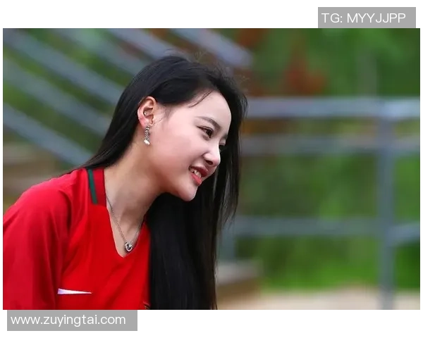 足球宝贝激情四射展现魅力瞬间引发热议与关注